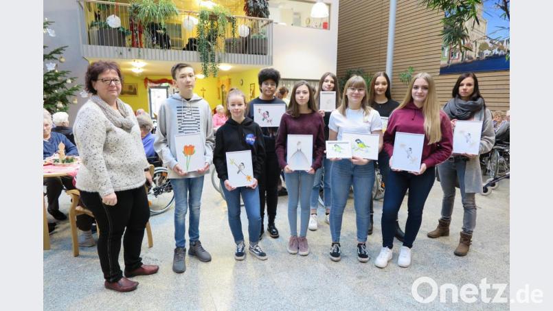 Heimleiterin Claudia Heier (links) bedankte sich bei Fachlehrerin Daniela Dötterl (rechts) und den acht Schülern aus der Talentklasse für ihre Aktion „Glück teilen“ im Seniorenzentrum. Bild: jzk