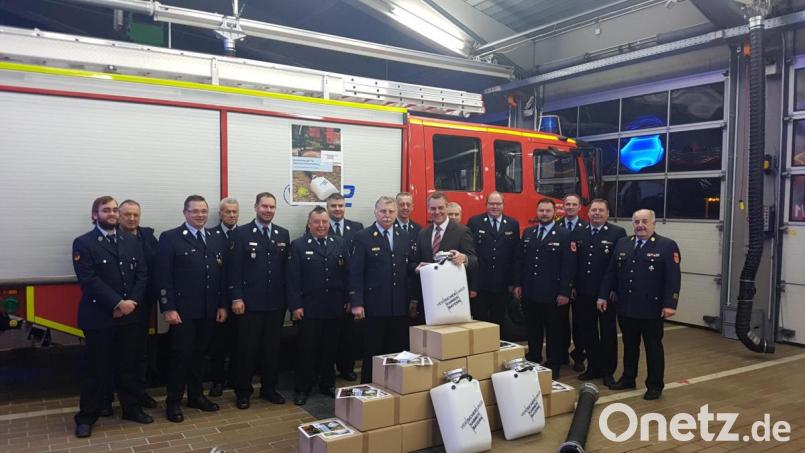 Florian Ramsl (vorne, rechts) übergab 15 Schwimmsaugkörbe an die Feuerwehren im Landkreis Schwandorf. Kreisbrandrat Robert Heinfling (vorne, links) nahm die Spende stellvertretend entgegen. Bild: exb