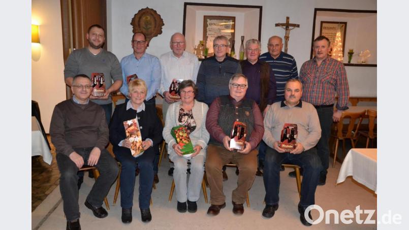 Der Vorsitzende des OWV Moosbach Josef Enslein (links vorne) zeichnete zahlreiche fleißige Helfer aus. Bild: gi