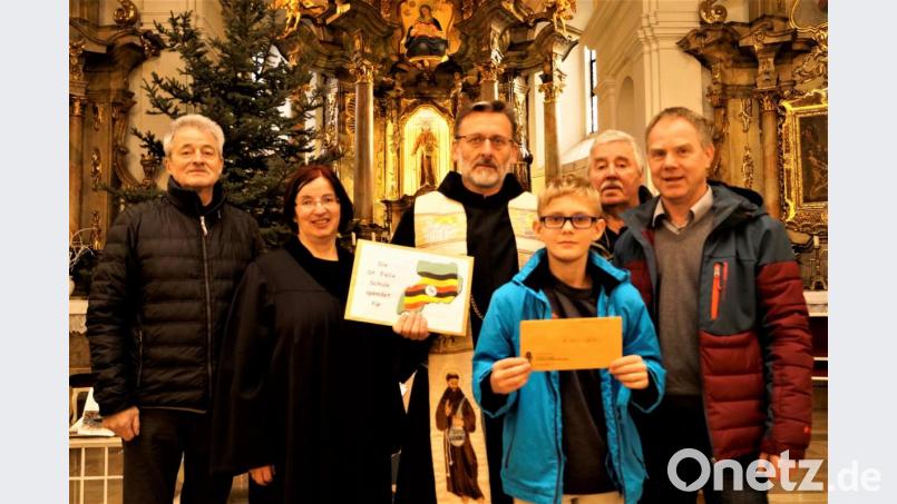 Schulsprecher Leon Spachtholz (vorne), überreichte in Beisein von Rektor Rainer Hetz, Günther Hösl, Pater Stanislaus, Lydia Engelhardt, und Gerhard Köppl (von rechts) die Spende für das Patenkind in Uganda. Bild: arw