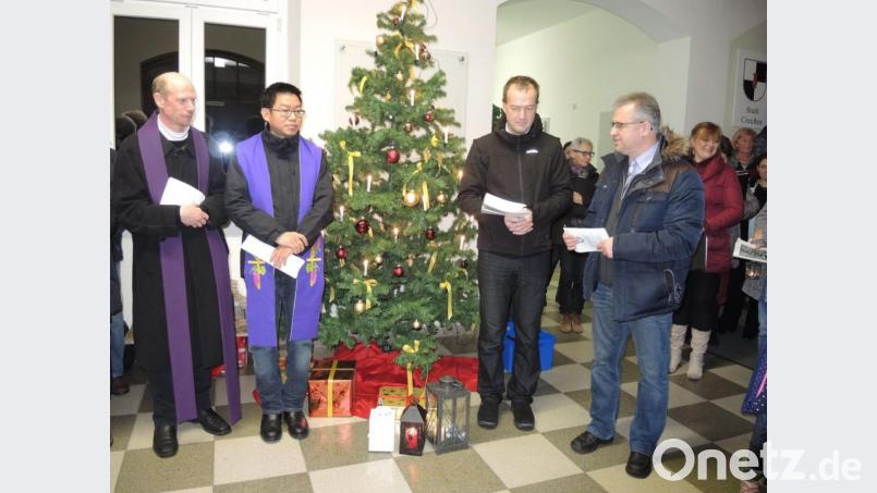 Bei der Andacht (von links Pfarrer Matthias Öffner, Pater Samuel Patton, Pfarrer Achim Peter, Bürgermeister Martin Dannhäuser. Bild: Jürgen Boes
