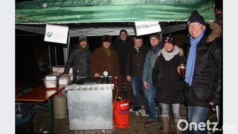 Der Adventsmarkt in Falkenberg wird alle Jahre auch vom Rotary-Club Stiftland unterstützt. Die Rotarier boten wieder Herzhaftes vom Wild und andere Leckereien an. Im Bild von links Thomas Franz, Jeff Beer, Christian Schönberger, Norbert Zintl (Betriebsleiter der Bayerischen Staatsforsten in Waldsassen), Revierförster Matthias Gibhardt, Uschi Huber und Wolfgang Gropengießer. Bild: wro