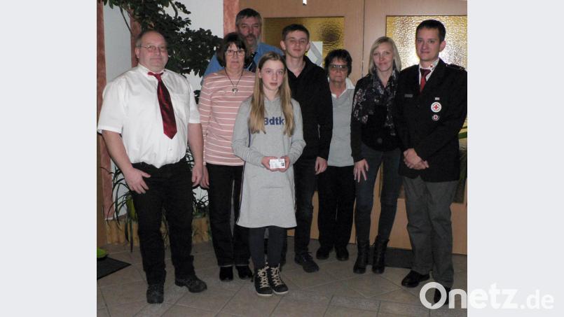 Stellvertretender Kreisbereitschaftsleiter Thomas Rauch (rechts) ehrte zusammen mit stellvertretendem Bereitschaftsleiter Matthias Seifert-König (von links) für 20 Jahre Zugehörigkeit Margit Steger, Maria Preuschl und Sabine Bernhard (Dritte und Zweite von rechts). Auch zweiter Bürgermeister Josef Schreglmann (Dritter von links) gratulierte. Bild: lep