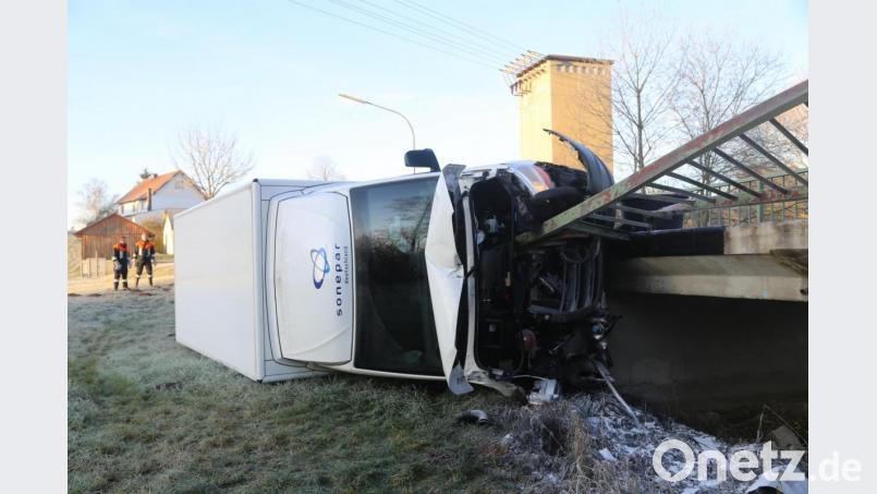 Frontal hatte sich das Brückengelände bis ins Fahrzeuginnere gebohrt, den Fahrer aber glücklicherweise verfehlt. Der 46-Jährige erlitt nur leichte Verletzungen, kam aber zur Blutentnahme trotzdem ins Krankenhaus. Bild: Roland Wellenhoefer