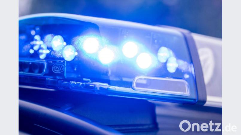 Die Polizei fahndet nach einem mit einer Axt bewaffneten Mann. Symbolbild: Lino Mirgeler