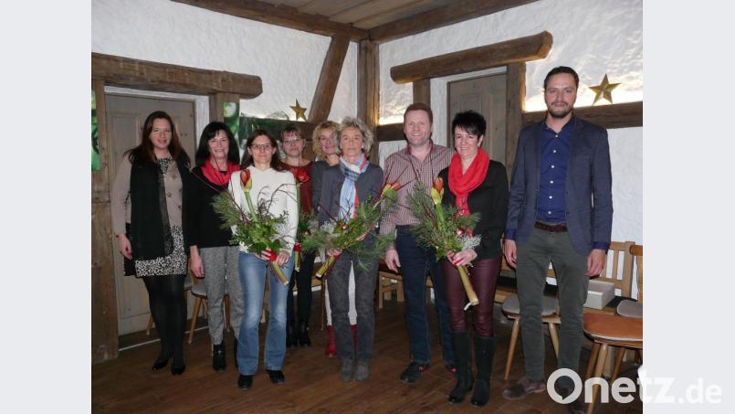 Treue Mitarbeiter der Hatico Mode GmbH wurden für langjährige Firmentreue geehrt: Auf dem Foto (von links) Geschf. Gesellschafterin Stephanie Supguth, Hildegard Weigl, Anita Kistenpfennig, Anna Mauchnik, Maria Schmidkonz, Maria Schuller, Prokurist Wolfgang Zintl, Manuela Marti, Geschf. Gesellschafter Joseph Reiter. Bild: exb