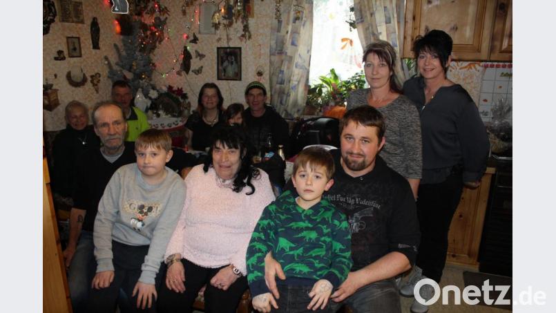 Die Jubilarin Gunda Neumeier (vorne Mitte) feierte zusammen mit Ehemann Walter (vorne links) und den zahlreichen Verwandten ihren 75.Geburtstag. Bild: soj