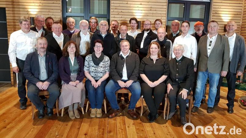 Die UWG-Kandidaten für die Kommunalwahlen 2020 mit Kreisrat Albert Gollwitzer (links vorne) und den Kreisvorsitzenden der FW und Kreisrat Karl Meier (rechts vorne). Bild: gi