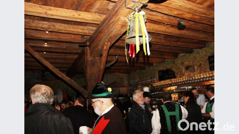 Im Köhl´n-Keller hängt die Glocke für jeden gut sichtbar an der Decke. Bild: JOCHEN NEUMANN ERBENDORF