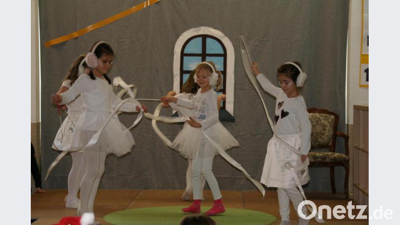 Mit dem Schneeflockentanz wurde der Theaterreigen eröffnet. Bild: fpoz