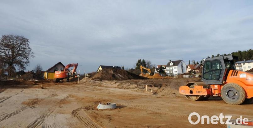 Die Arbeiten für die Erschließung des Baugebiets „Stulln Ost, Am Brensdorfer Weg“ für Straße, Wasser und Kanal schreiten zügig voran. Bild: ohr