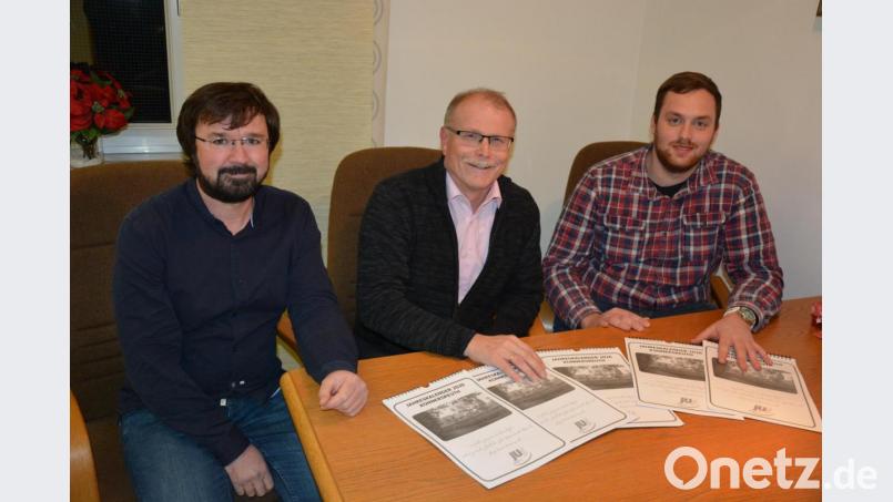 Im Konnersreuther Rathaus wurde das erste Exemplar des JU-Jahreskalenders an Bürgermeister Max Bindl (Mitte) übergeben. Mit dabei Redaktionsleiter Robert Weiß (links), sowie JU-Ortsvorsitzender Sebastian Härtl. Bild: jr
