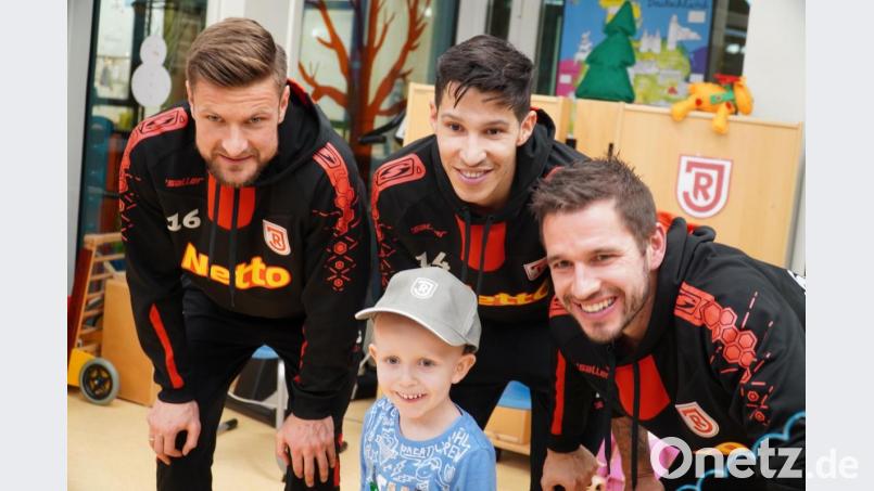 Markus Palionis, Marcel Correia und Marco Grüttner in der Kinder-Universitätsklinik Ostbayern. Bild: SSV Jahn Regensburg