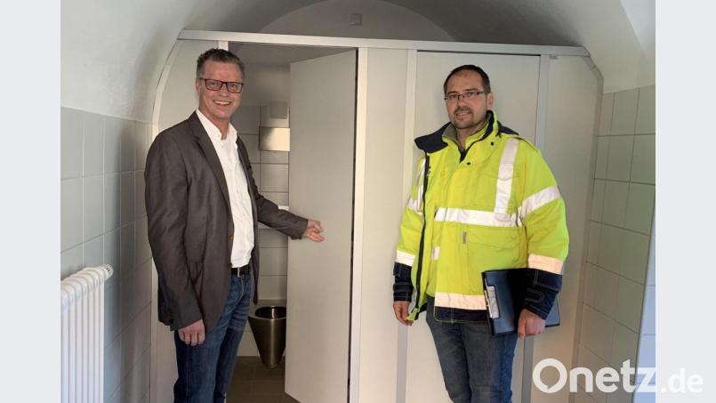 Bürgermeister Hermann Falk (links) begutachtet zusammen mit dem Leiter des technischen Bauamts, Thomas Dotzler, die wieder eröffneten Außentoiletten im Hirschauer Rathaus. Bild: fg