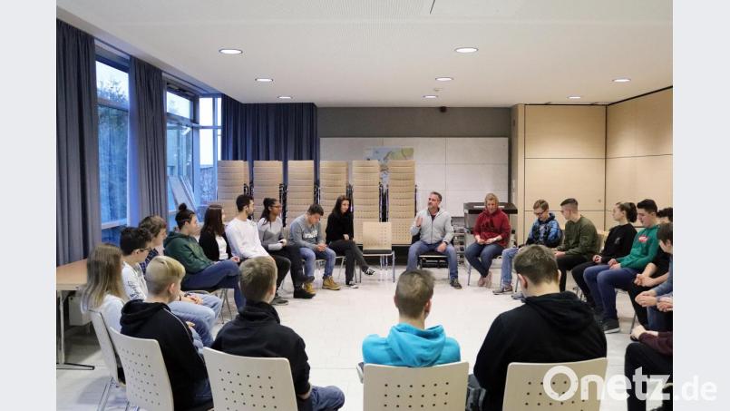 &quot;Life-Coach&quot; Michael Tiefel (Mitte) bringt den Kindern und Jugendlichen der Markus-Gottwalt-Schule Techniken zur Schulung der Achtsamkeit bei. Bild: jma