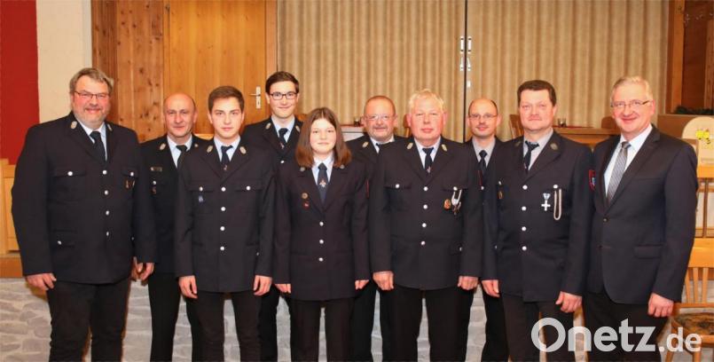 Zweiter Bürgermeister Johannes Reger (rechts), Kommandant Thomas Simmerl (Vierter von rechts), Zweiter Kommandant Harald Hör (Zweiter von rechts), Jungendwart Erwin Häupler (Vierter von links) und Vorsitzender Roland Krommer (links) mit den langjährigen Mitgliedern Kreisbrandmeister Herbert Thurm (Zweiter von links), Günter Reger (Fünfter von rechts) und Markus Häupler (Dritter von rechts) sowie den Neuzugängen Daniel Hoffmann (Dritter von links) und Andrea Hör (Fünfte von links). Bild: JOCHEN NEUMANN 
ERBENDORF
