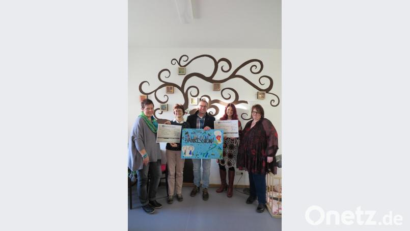 Thomas Zeitler überreichte je einen Spendenscheck an Jessika Wöhrl-Neuber (Zweite von rechts) und Regina Amm (Zweite von links). Auch die beiden ehrenamtlichen Helferinnen Sandra Hader (links) und Melanie Küspert (rechts) freuten sich über den unverhofften Geldsegen. Bild: jzk