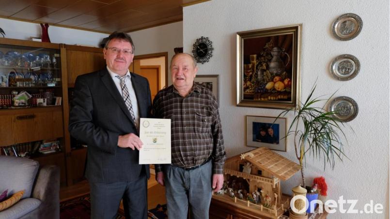 Bürgermeister Hans-Martin Schertl gratuliert dem Jubilar Heinrich Spannbauer. Bild: Stefanie Gradl