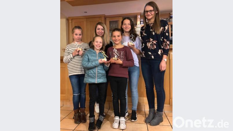 Pokale gab es für die trainingsfleißigsten Sportlerinnen. Bild: exb