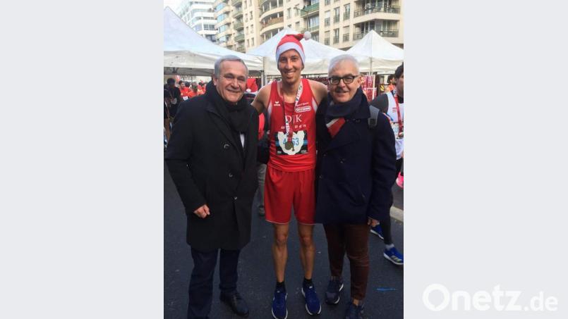 Swen Arnold (Mitte) startet für die DJK Weiden beim Weihnachtslauf. OB Romano Carancini (rechts) und OB Kurt Seggewiß gratulieren dem Läufer zu seiner Platzierung. Bild: exb/S. Arnold