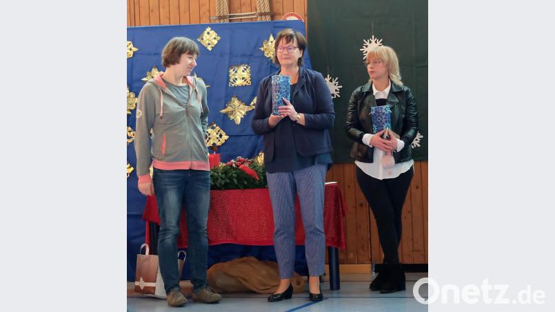 Gabriela Bäumler dankt den hilfsbereiten Müttern mit einem kleinen Geschenk. Bild: wlr