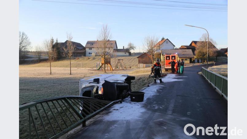 Der Kleintransporter war aus ungeklärter Ursache von der Straße abgekommen und schließlich zur Seite gekippt. Bild: Roland Wellenhoefer