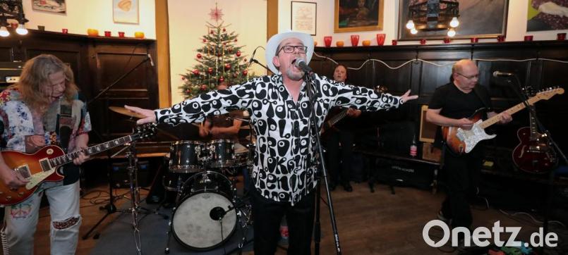 Hauptsache der Christbaum hat seinen Spaß. Den hat das Publikum am Samstagabend mit der Musik von Lucky Punch im Casino-Wirtshaus übrigens auch. Dafür braucht es keine professionelle Bühne. Bild: Wolfgang Steinbacher