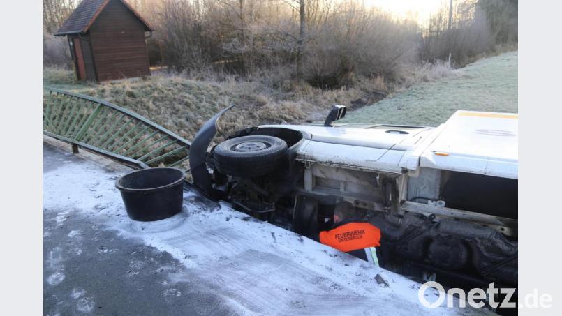 5000 Euro beträgt der Schaden an der Brücke, der am Fahrzeug 15000 Euro. Bild: Roland Wellenhoefer