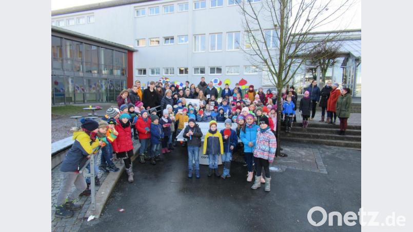 Die Schule in Pirk ziert eine neue Tischtennisplatte. Bild: exb