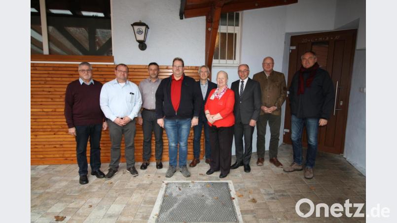 Umfangreich fällt die Jahresbilanz von Straßenmeistereileiter Thomas Ermer (Zweiter von links) aus. Deren Arbeit loben Bauamtsdirektor Henner Wasmuth und Vizelandrat Albert Nickl (Zweiter und Dritter von rechts). Für 50 Jahre Zusammenarbeit im Winterdienst wird in der Feier außerdem das Kemnather Fuhrunternehmen Zeitler geehrt (Vierter und Sechste von links: Eugen und Theresia Zeitler). Erster, Dritter und Fünfter von links: Ruheständler Hans Lehmann, Personalratssprecher Georg Thumbeck, Baudirektor Gerhard Kederer (Staatliches Bauamt). Rechts Baurat Wolfgang Kraus (Landratsamt). Bild: bjp