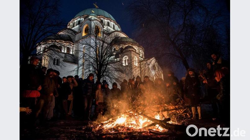Wärmend brennt das Weihnachtsfeuer in Belgrad: Vor dem Tempel des Heiligen Sava versammeln sich Gläubige zum alljährlichen Ritual der orthodoxen Christen Serbiens. Bild: Touristboard Serbien/Oksana Toskic