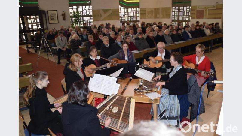 Junge und erfahrene Spielerinnen zeigten unter der Leitung von Rita Butz ihr Können an den Saiteninstrumenten der Gebenbacher Stubenmusi und brachten so weihnachtliche Stimmung in das Gotteshaus und zu den Besuchern. Bild: swo
