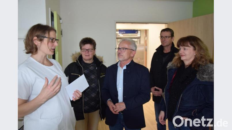 Über die Spende von 300 Euro bedankt sich Leitende Ärztin Dr. Stephanie Kuchlbauer bei Alfred Wulfänger (mitte) und der SPD. Bild: fz