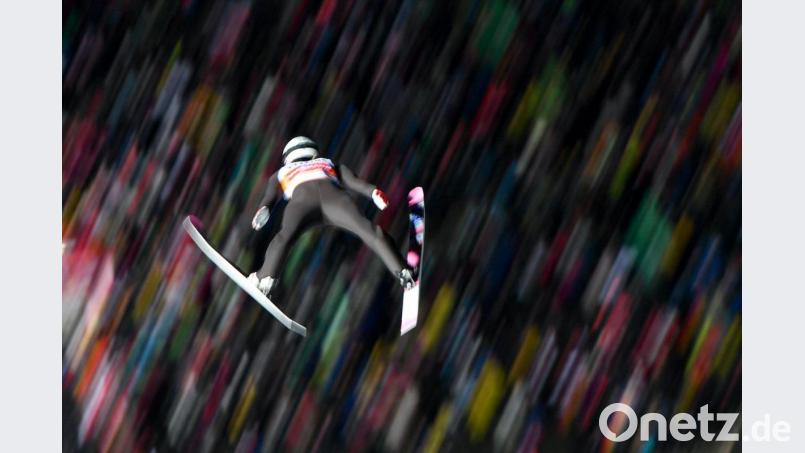 Ein Skispringer während eines Sprungs. Foto: Hendrik Schmidt/zb/dpa/Archivbild Bild: Hendrik Schmidt