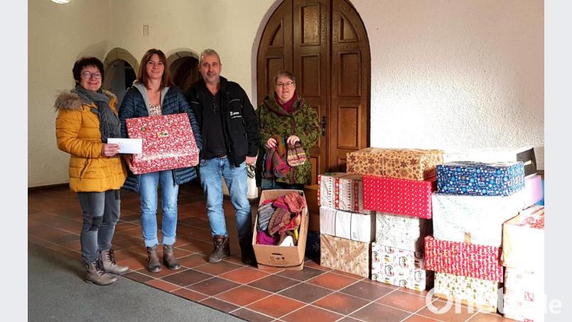 Frauenbundvorsitzende Sieglinde Zielbauer, Kerstin Dobmeier, ATU-Truckerfahrer Ludwig Wüst aus Georgenberg und Anita Wüst. Bild: fvo