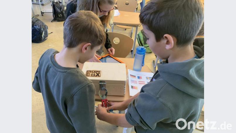 Wie bekommt man die Schatzkiste „Escape Box“ auf? Indem man gemeinsam Rätsel löst und dabei auch um die Ecke denkt. Hirschauer Mittelschüler haben das bei einem Live-Event ausprobiert. Bild: u