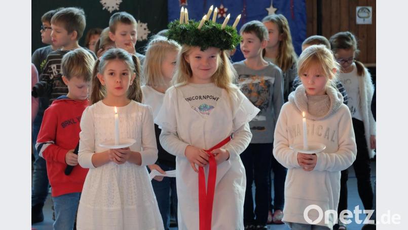 Zu Ehren der heiligen Lucia hat die zweite Klasse ihre Aufführung einstudiert. Bild: wlr
