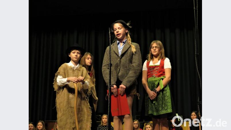Der Unterstufenchor spielte in einer kleinen Szene die Weihnachtsgeschichte nach. Bild: ubb