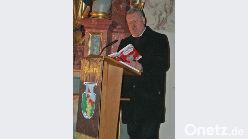 Mit einer amüsanten Geschichte über das Schmücken des Christbaums wartete Pfarrer Theo Schmucker auf. Bild: agr