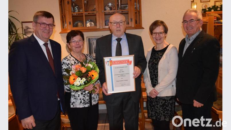 Bürgermeister Peter Braun (links) überreichte zusammen mit seinen Stellvertretern Eva Feuerer (Zweite von rechts) und Martin Bauer (rechts) die Bürgermedaille in Bronze an Ernst Wein; links neben ihm seine Frau Barbara. Bild: bö