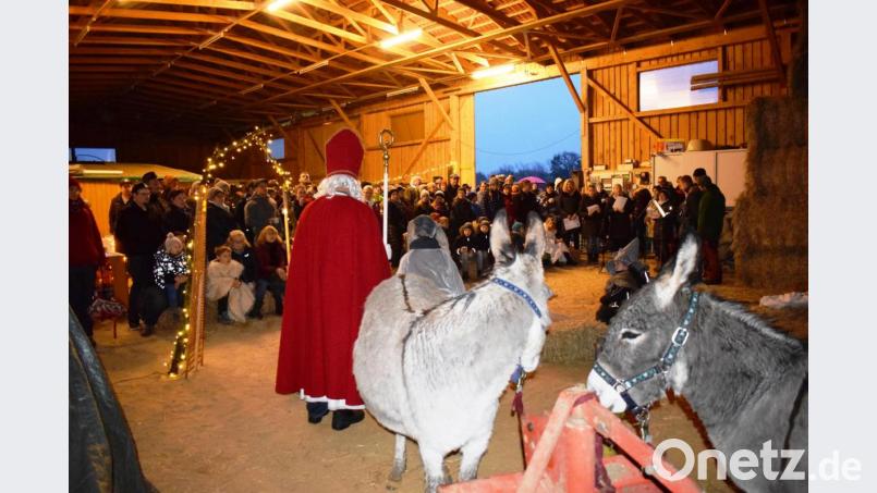 Wegen des schlechten Wetters fand die Waldweihnacht in der Halle statt. Die Besucher
fanden es trotzdem toll. Bild: oe