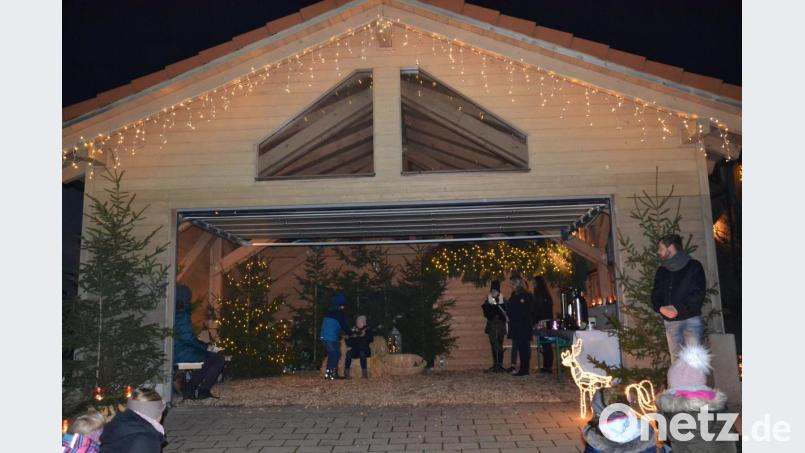 Das dritte und letzte Adventsfenster wurde in Grub geöffnet. Dazu stellte Familie Reisnecker ihre Garage zur Verfügung. Die Dorfgemeinschaft Grub hatte dazu eingeladen und alles durchgeführt. Es war ein lebendiges Adventsfenster mit den Kindern aus dem Ort. Bild: gi