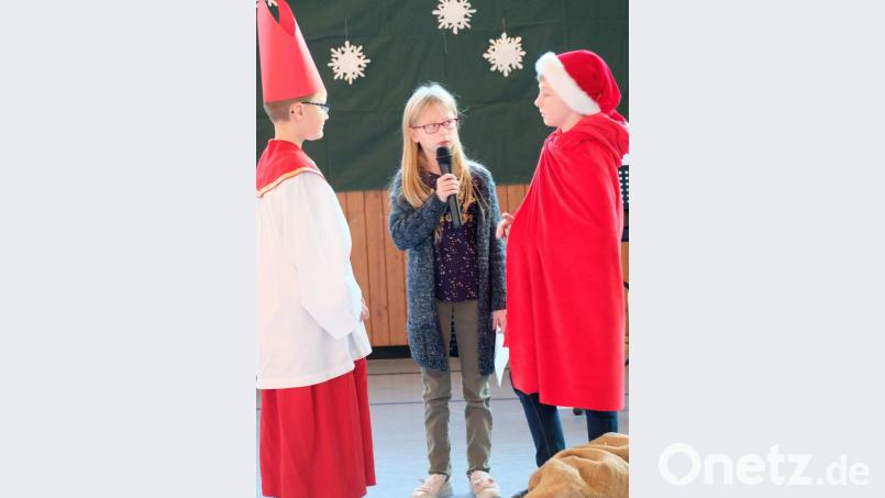 Der Prolog zwischen St. Nikolaus und Weihnachtsmann. Bild: wlr