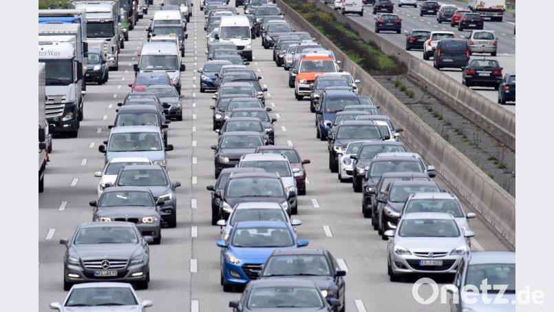 Zum Beginn der Weihnachtsferien starteten wieder viele in den Urlaub. Auch die Autobahnen an Bayerns Grenzen waren dementsprechend voll. Bild: Jürgen Mahnke/dpa
