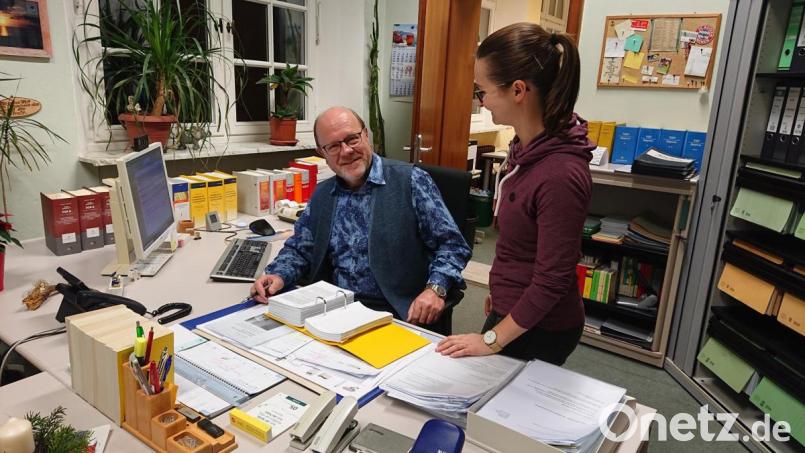 Wolfgang Jäger, Leiter des Sozialamts in Tirschenreuth, und seine Stellvertreterin Judith Sollfrank helfen Personen, die ihren Lebensunterhalt alleine nicht decken können. Sie wissen, wann jemand Anspruch auf Grundsicherung im Alter hat, und helfen weiter. Bild: lue