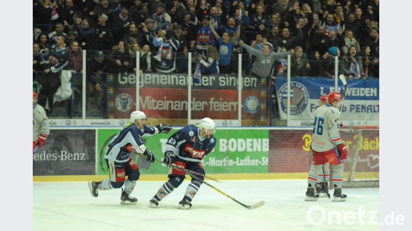 Die Entscheidung im Derby zwischen den Blue Devils Weiden und den Selber Wölfen: 47 Sekunden vor Schluss bejubeln Tomas Rubes (links) und Torschütze Martin Heinisch den Treffer zum 5:4. Bild: gb
