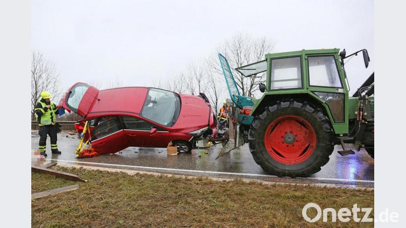 Rettungskräfte an der Unfallstelle auf der Bundesstraße 20. Foto: Markus Leitner/BRK BGL/dpa Bild: Markus Leitner