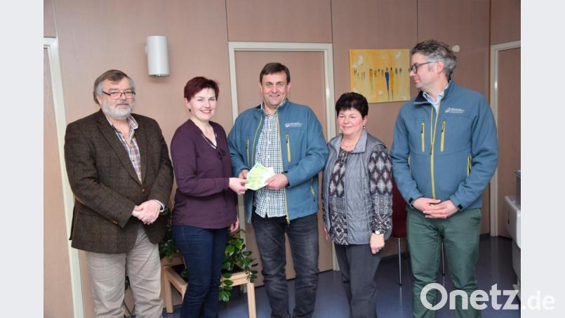Ludwig Arnold (Mitte) spendet den Erlös seiner Schnitzarbeiten an HPZ-Vorstandschef Helmut Dörfler (von links) und Förderzentrums-Rektorin Petra Rothmund. Mit dabei sind Waltraud Arnold und Philipp Bahnmüller, Leiter des Forstbetriebs Schnaittenbach. Bild: fz