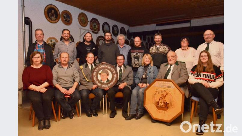 Aus dem Weihnachtsschießen gehen (sitzend, von links) Marina Helgert, Willi Helgert, Elisabeth Meirer, Ludwig Nossek, Rudi Grundler junior, Helmut Krämer und Theresia Helgert als Gewinner Bild: fjo