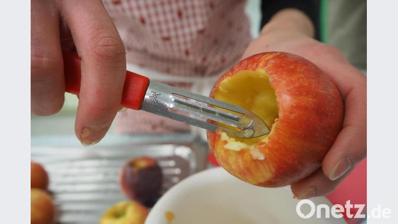 Für den &quot;Käsekuchen im Apfel&quot; muss die Frucht erst einmal ausgehöhlt werden. Bild: bl
